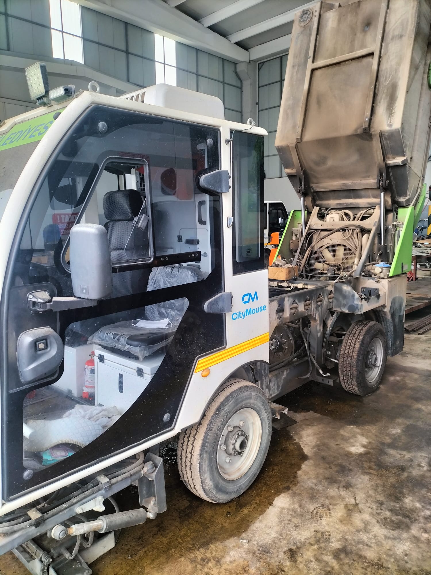 Çöp toplama ve yol süpürme araçları